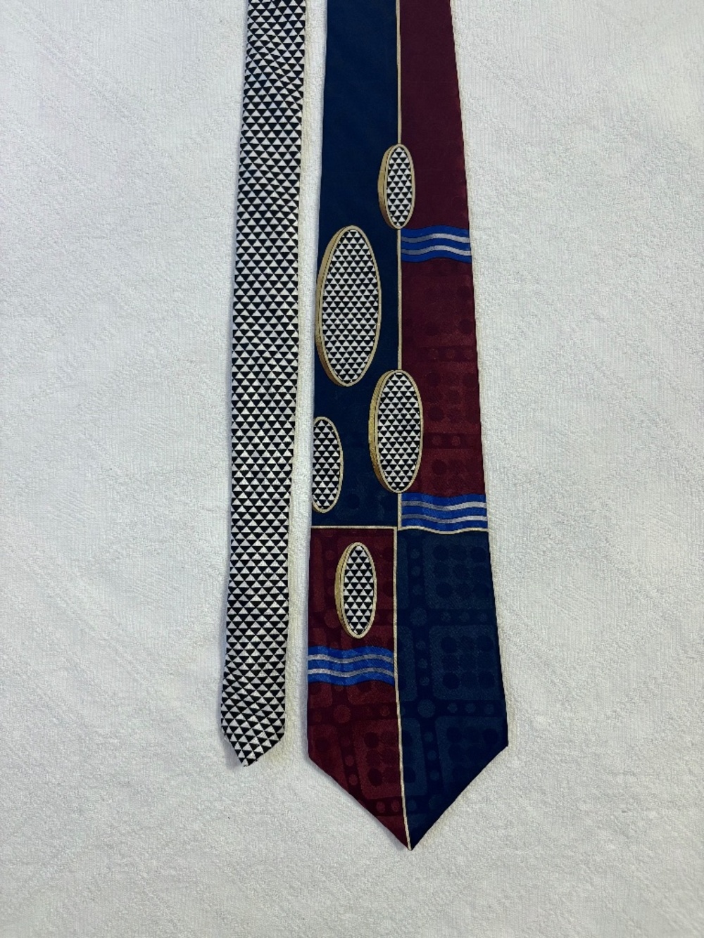 Je Suis 100% Silk Vintage Geometric Abstract Necktie 4" Wide